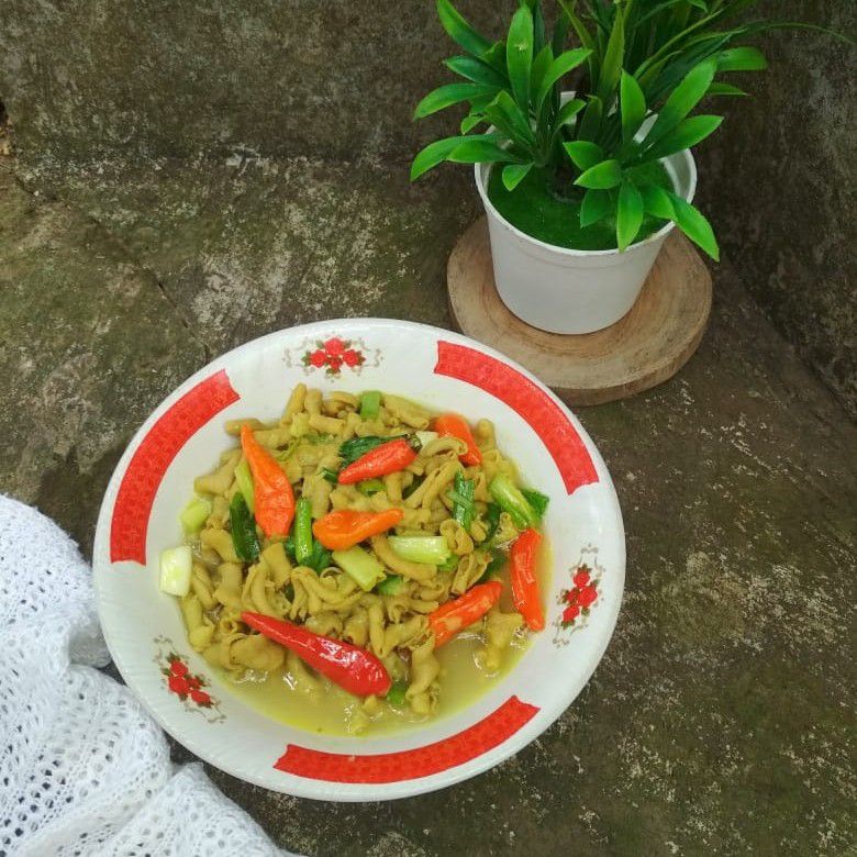 Wadah penyimpanan makanan dengan usus ayam bumbu kuning