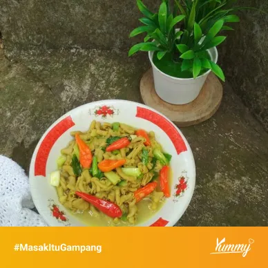 Wadah penyimpanan makanan dengan usus ayam bumbu kuning