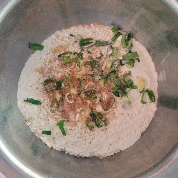 Aduk rata tepung terigu, garam, penyedap rasa, lada bubuk, dan daun bawang.