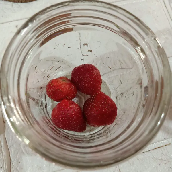 masukkan strawberry dalam jar blender