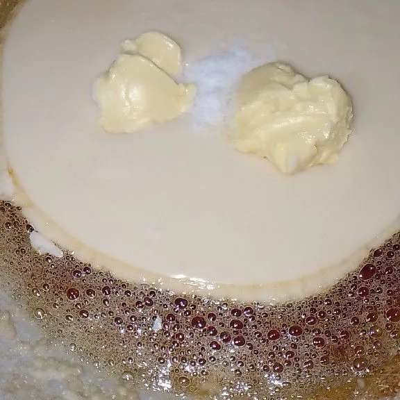 Lalu campurkan whipping cream hangat, butter, dan garam ke dalam gula yang sudah di Caramel. Mengcaramel gulanya tidak perlu diaduk, langsung campurkan saja gula dan air lalu masak diapi kecil.