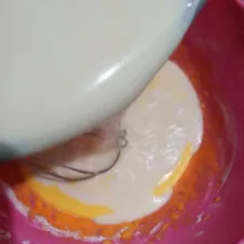Tuang susu panas ke adonan kuning telur.