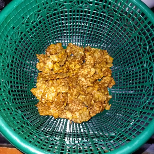 Goreng tempe sampai kering dan kriuk.