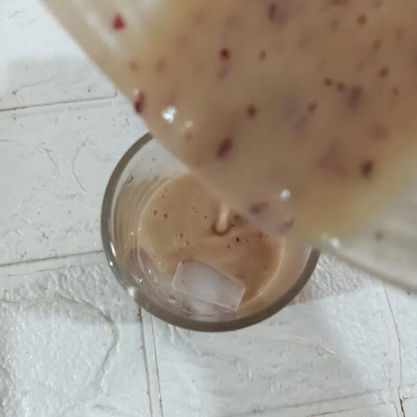tuang smoothie dalam gelas