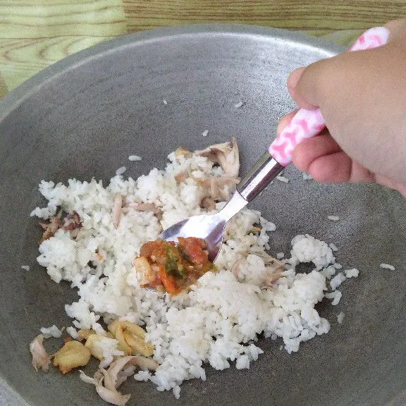Masukkan cabe halus .