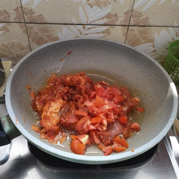 Masukkan potongan tomat, tumis sampai harum.