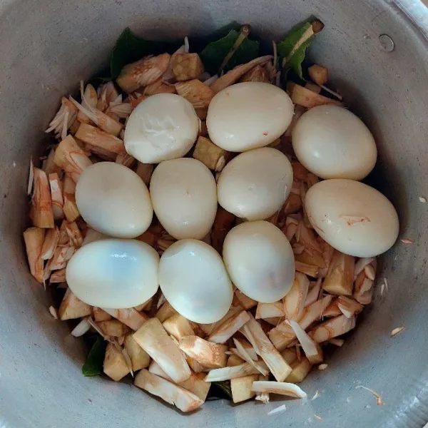Selanjutnya, masukan nangka dan telur rebus.