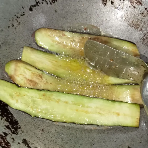 Kemudian goreng terong hingga matang, tiriskan.