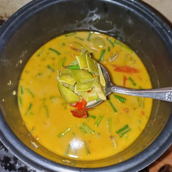 Tumis bumbu uleg beserta daun salam, udang ebi kering, lengkuas dan juga serai sampai matang. Lalu masukkan rebusan kacang tolo dan kacang panjang, tunggu sampai sedikit melunak. Masukkan juga santan dan kara, lalu bumbui aduk rata, koreksi rasa, setelah mendidih angkat.