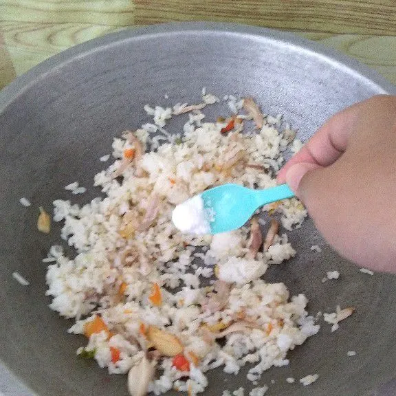 Masukkan garam dan lada bubuk.