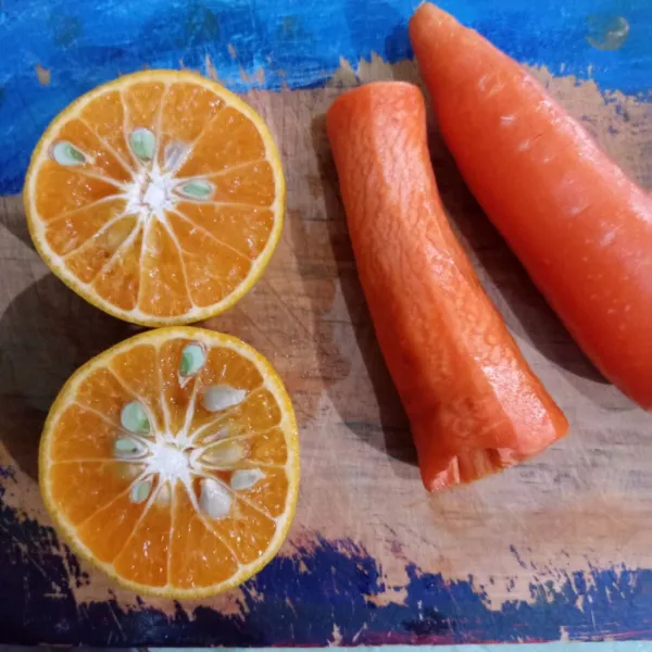 Siapkan wortel dan jeruk.
