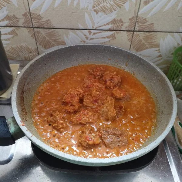 Tambahkan secukupnya air matang. Masak sampai daging empuk.