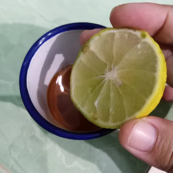 Beri perasan lemon.