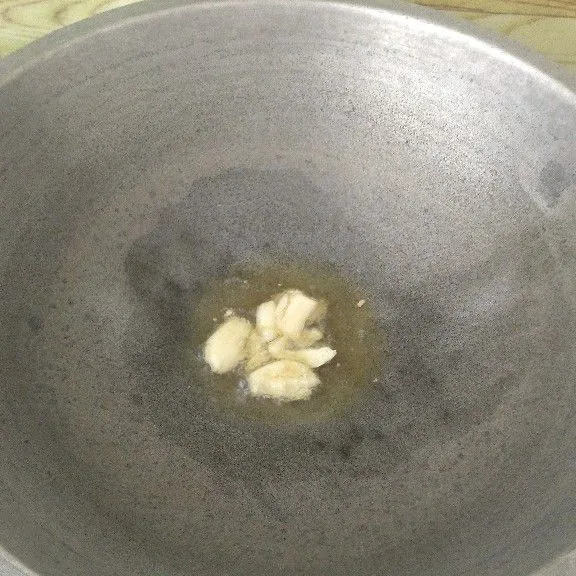 Tumis bawang putih hingga aroma nya harum dan layu.