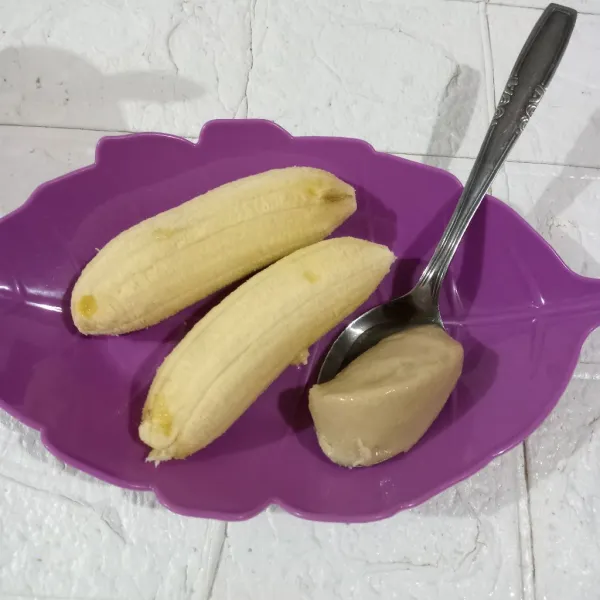 Kupas kulit pisang. letakkan pisang di atas piring.