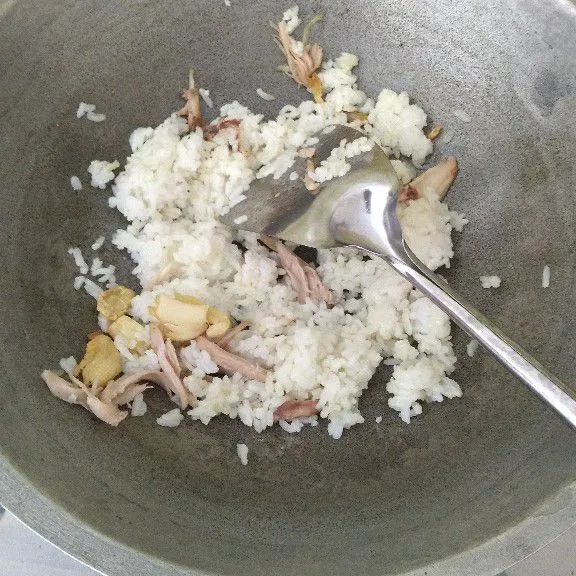 Masukkan nasi dan ayam suwir, lalu aduk merata.