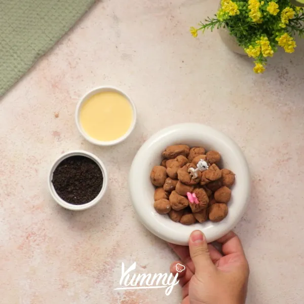 Sajikan bersama whipping cream atau cream cheese susuai selera dan oreo yang telah ditumbuk.