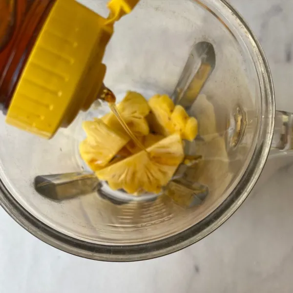 Tambahkan madu ke dalam blender.