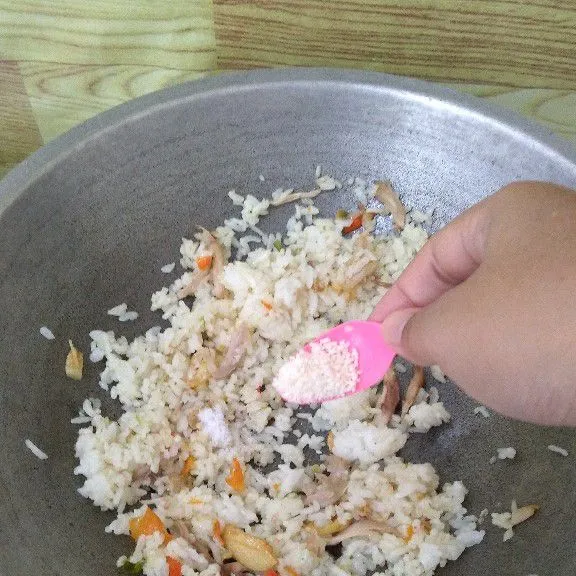 Masukkan kaldu jamur. Lalu aduk serta koreksi rasa sesuai selera. Angkat dan sajikan.