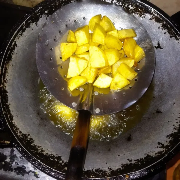 Goreng kentang sampai matang kemudian tiriskan, kemudian haluskan kentang saat masih panas
