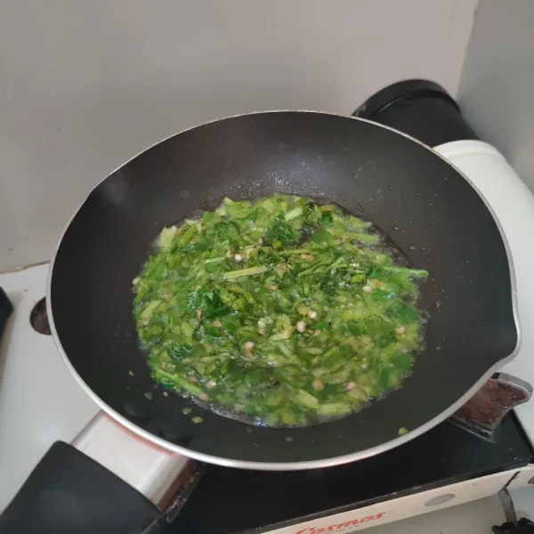 Haluskan cabai hijau besar dan daun ketumbar, kemudian masak dengan minyak goreng dan garam selama 5 sampai 8 menit.
