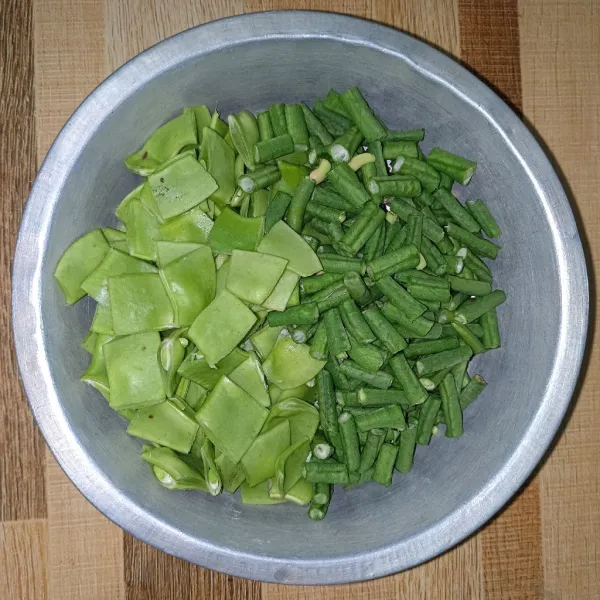 Potong lalu bersihkan kara dan kacang panjang.