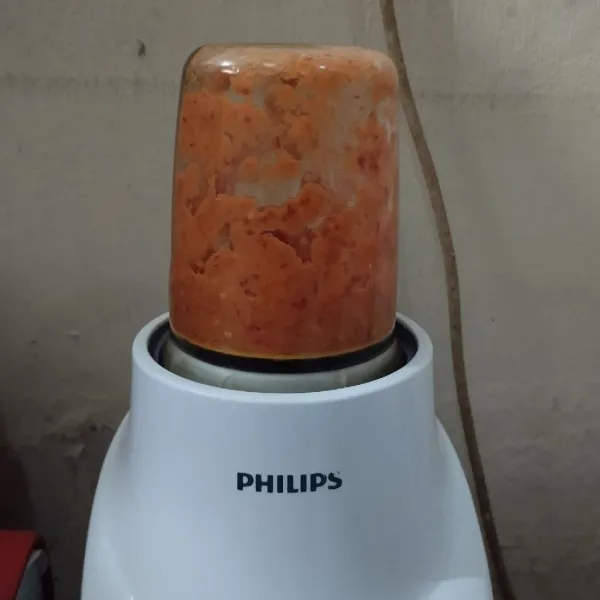 Blender semua bahan bumbu halus.