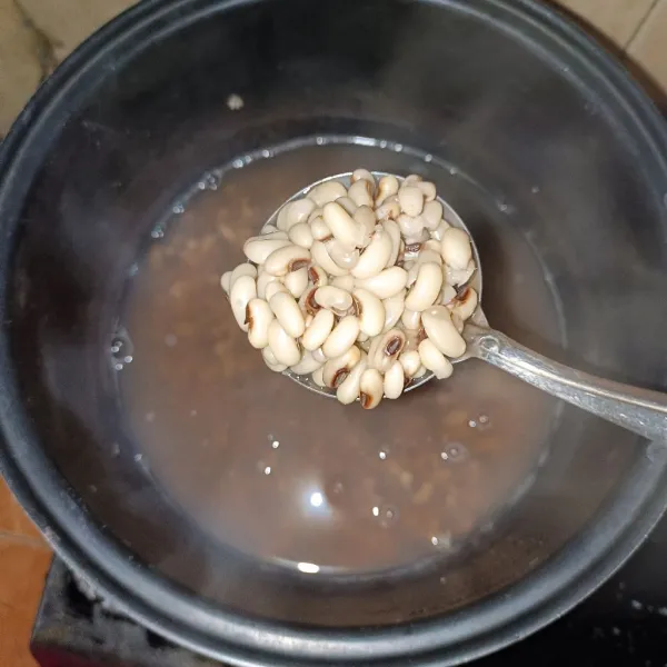 Cuci bersih kacang tolo lalu rebus tolo sampai empuk, jangan buang air rebusannya.
