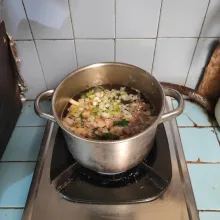Tambahkan irisan daun bawang dan seledri.