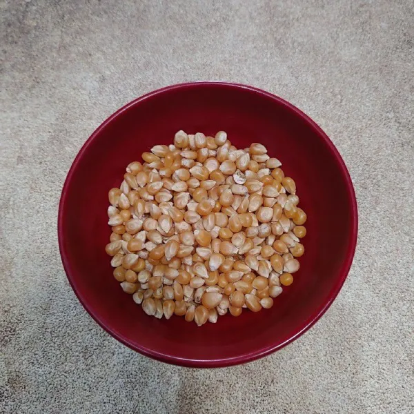 Siapkan jagung popcorn.