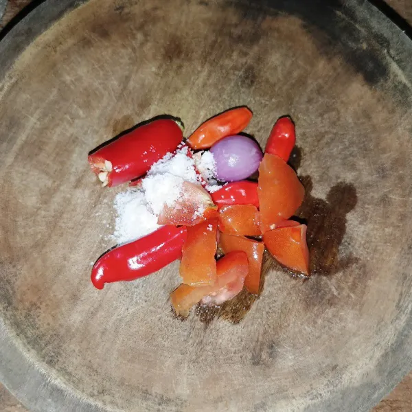 Siapkan cabai rawit, cabai merah, tomat, bawang merah, garam, gula pasir dan kaldu jamur.