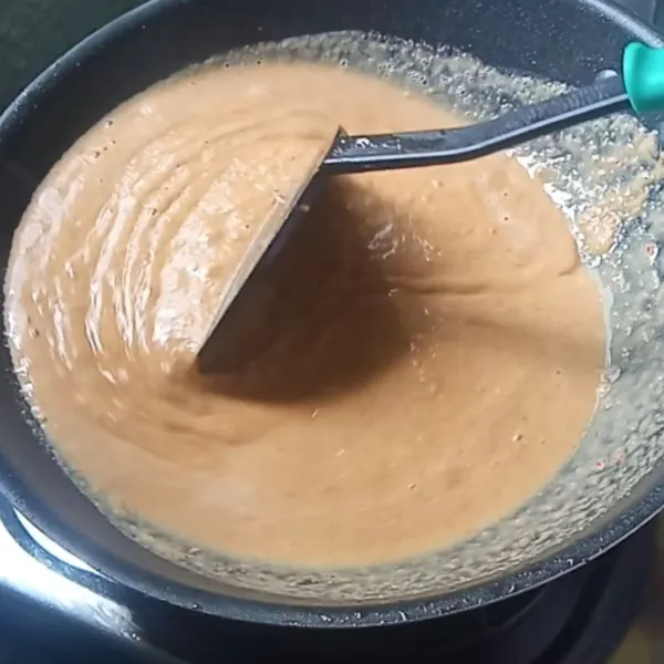 Tuang bumbu yang sudah diblender ke penggorengan.