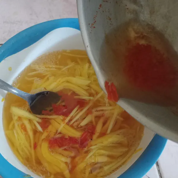 Diamkan kuah rujak selamat 1 menit supaya tidak merusak tekstur mangga, kemudian tuang lalu aduk. Agar rasa asam dari mangga keluar, disarankan untuk tunggu sekitar 20 menit