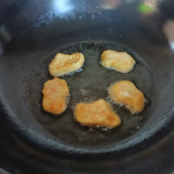Goreng nugget sampai sedikit kecokelatan.