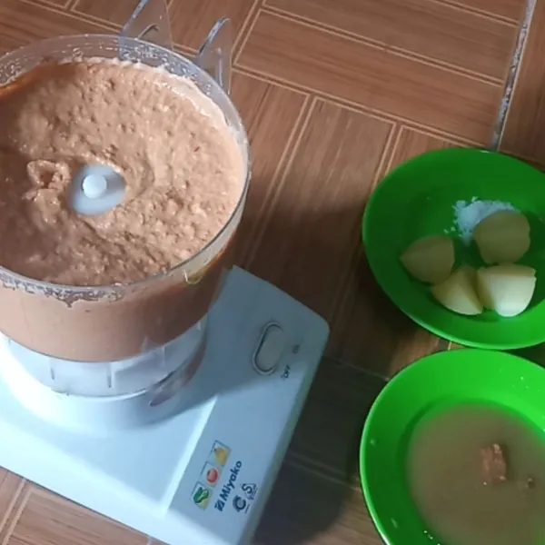 Blender secara bertahap kacang goreng, lalu cabe keriting, bawang putih, kencur, gula merah, kentang kukus, garam, dan air perasan asam jawa.