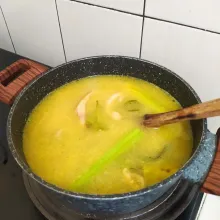 Masukan bumbu kedalam panci rebusan ayam tadi masak hingga ayam empuk.