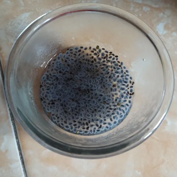 Rendam biji selasih dengan air panas hingga mengembang.