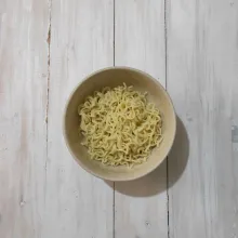 Siapkan mangkuk saji, masukkan mie kuning. Lalu masukkan bakso dan tuang kuah baksonya. Sajikan hangat.