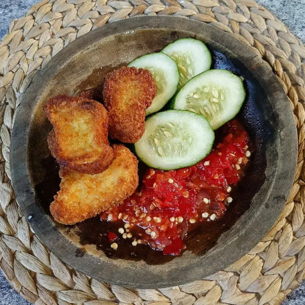 Sajikan nugget goreng dengan sambal dan nasi hangat.