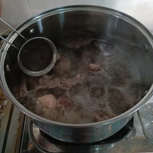 Rebus ayam hingga mendidih selama 5 menit, saring kotorannya.