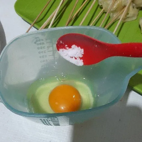 Tambahkan telur dengan garam, aduk rata.