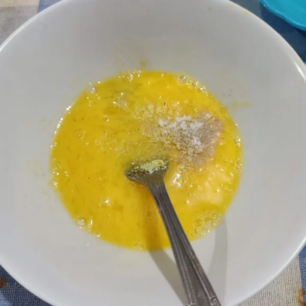 Kocok lepas telur campur bumbu.
