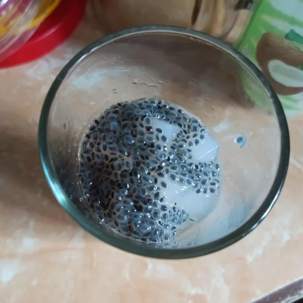 Tambahkan nata de coco dan biji selasih.