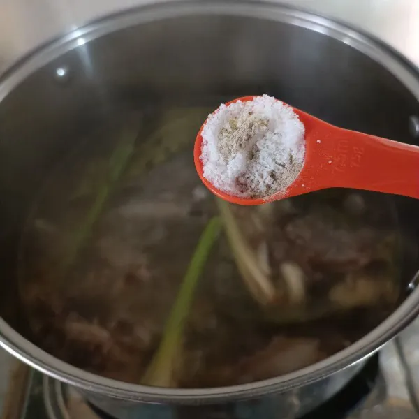 Tambahkan garam, lada dan kaldu. Masak hingga ayam empuk dan meresap kira-kira 20 menit.