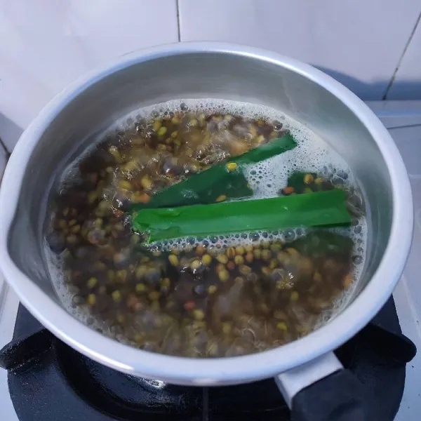 Rebus kacang hijau dan daun pandan hingga empuk, dapat menggunakan metode 5-30-7.