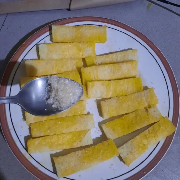 Taburi gula pasir hingga rata.