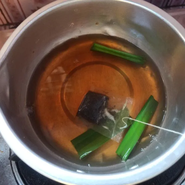Selanjutnya masukkan teh diamkan hingga dingin.