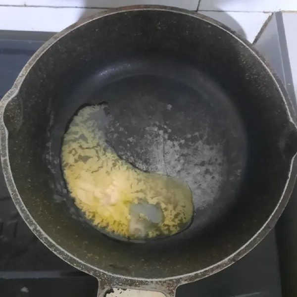 Lelehkan margarin.