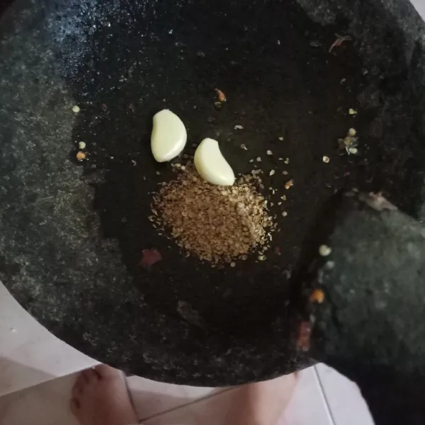 Ulek bawang putih dan ketumbar.