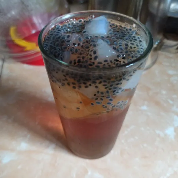 Tuang teh dan siap disajikan.